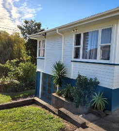 Furnished therapy room for daily rental at Glen Eden’s Clayburn House