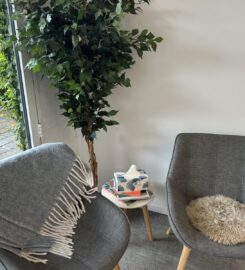 Self-contained clinic (3 consulting rooms) available for exclusive sub-lease 2 days p/w