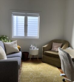 Bright, modern and central therapy room available to rent ASAP