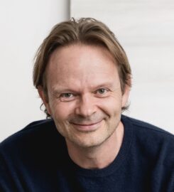Simon Banks