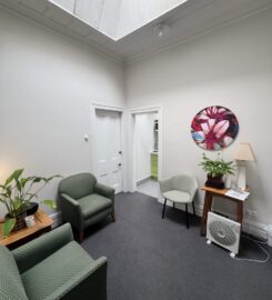 2 Therapy rooms available in friendly practice