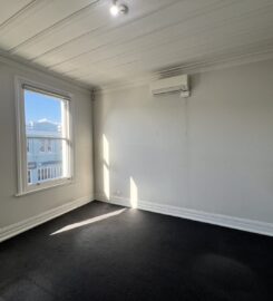 2 Therapy rooms available in friendly practice